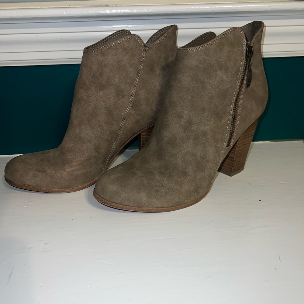 Beige/khaki heeled booties